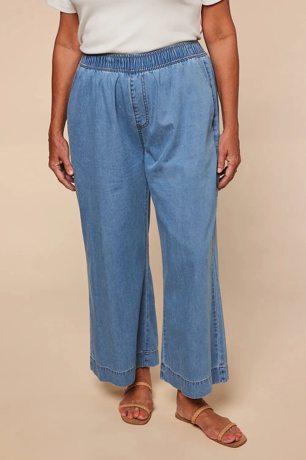 Breezy Chambray 3/4 Pant (Light Wash)